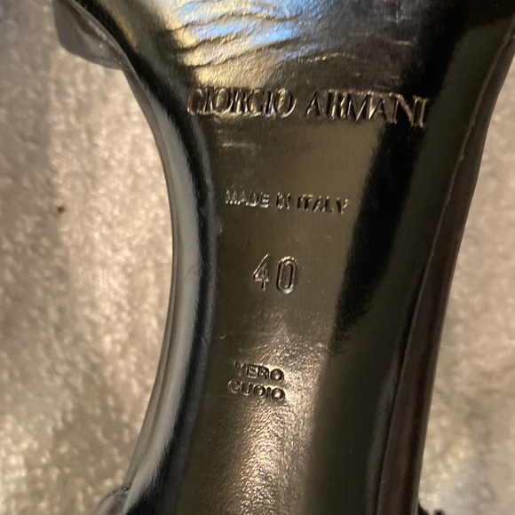 Giorgio Armani Leather Scalloped Accent 2" pumps w/logo charm size 40 - Picture 4 of 16